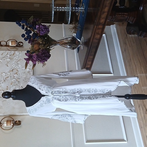 Women's White Boho Embroidered High Low Dress. Size M - Picture 5 of 17